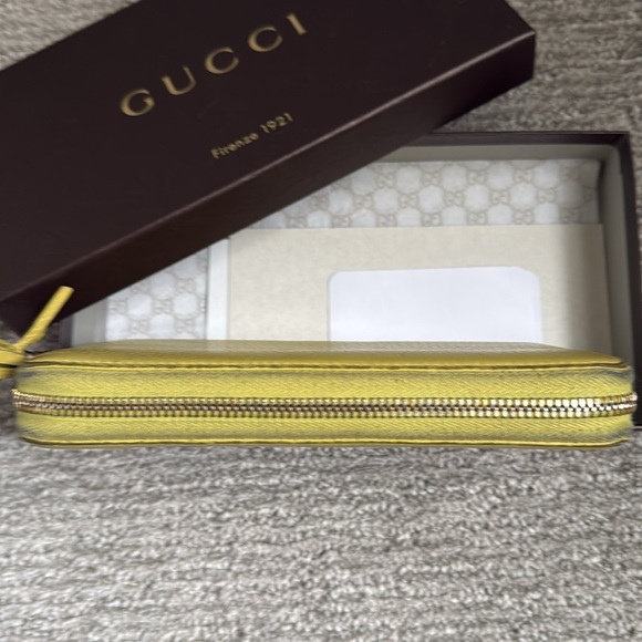 Gucci
Bamboo Accent Leather Continental Wallet - Picture 2 of 14